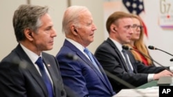 左起：国务卿布林肯、总统拜登和白宫国安顾问沙利文在日本G7峰会期间与日本首相岸田文雄举行会谈。（2023年5月18日）