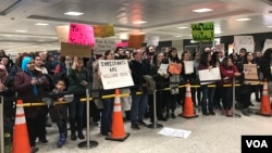 Người dân biểu tình phản đối sắc lệnh cấm nhập cảnh vào mỹ của tân Tổng thống Donald Trump tại sân bay Quốc tế Dulles, gần thủ đô Washington, ngày 30/1/2017.