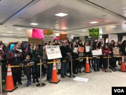 Anti- Trump immigration ban protesters at Dulles International airport, near Washington, Jan. 30, 2017. (Photo: S. Dizayee / VOA Kurdish Service)