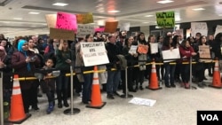 Manifestations contre le décret sur l'immigration de Donald Trump à l'aéroport de Dulles, Virginie, le 30 janvier 2017. (VOA/S. Dizayee)