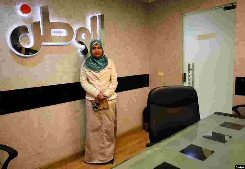 Samah Abdelaty, 38, penulis dan kepala departemen investigasi di Surat Kabar Al Watan, berfoto di kantor pusat koran itu di Kairo, Mesir (26/2). &quot;Dalam hal kesetaraan gender dalam bidang pekerjaan saya, saya tidak ingat ada diskriminasi terhadap saya,&quot; ujar Abdelaty.&nbsp;(Reuters/Amr Abdallah Dalsh)