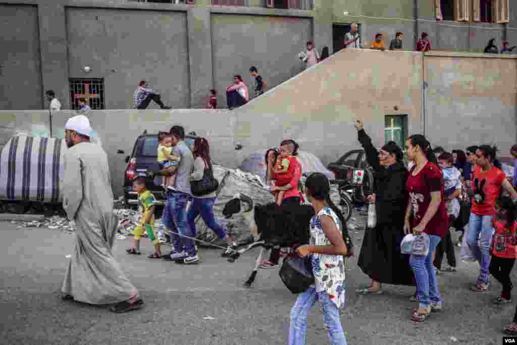 Para peziarah Koptik mendatangi biara Perawan Maria dengan membawa hewan-hewan untuk disembelih di Assiut, Mesir, 20 Agustus 2017. (H. Elrasam/VOA)