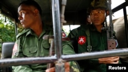 Binh sĩ Miến Điện canh gác trong một chiếc xe bên ngoài thị trấn Thandwe trong bang Rakhine. Mỹ và quốc tế bày tỏ sự lo ngại về cách đáp ứng của lực lượng an ninh tại khu vực hẻo lánh này, nhưng chính phủ Miến Ðiện bác bỏ tin nói đã xảy ra bạo động.