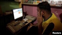 FIEL - A man explores social media on a computer at an internet club in Islamabad, Pakistan, August 11, 2016.