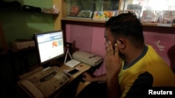 2016年8月11日，巴基斯坦伊斯兰堡一家网吧内，一名男子在浏览社交媒体。