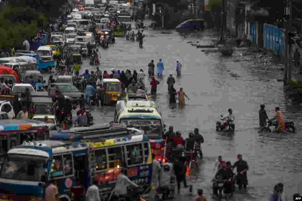 شاہراہوں پر بارش کا پانی جمع ہونے سے ٹریفک جام ہو گیا جسے سے منٹوں میں طے ہونے والے سفر پر مسافروں کو کئی گھنٹے صرف کرنے پڑے۔ &nbsp;