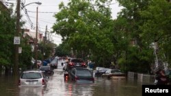 Les voitures sont bloquées par les inondations, à Montréal, Québec, me 29 mai 2012.