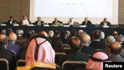 Para pemimpin oposisi Suriah saat mengadakan pertemuan dengan Liga Arab di Kairo, Mesir (Juli 2012). Oposisi Suriah kembali bertemu di Doha, Qatar (4/11) untuk membentuk kubu bersama. 
