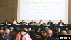 Pemimpin Liga Arab Nabil El-Arabi (tengah) dalam konferensi Oposisi Suriah di Kairo (2/7), yang dihadiri oleh para anggota oposisi Suriah dan Arab dan para menteri luar negeri kawasan tersebut.