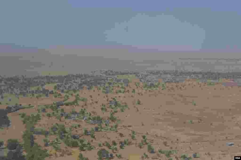 The delegation visited the town of Maroua in the far north of Cameroon where thousands of internally displaced persons and Nigerian refugees live in difficult conditions. (M. Besheer/VOA)