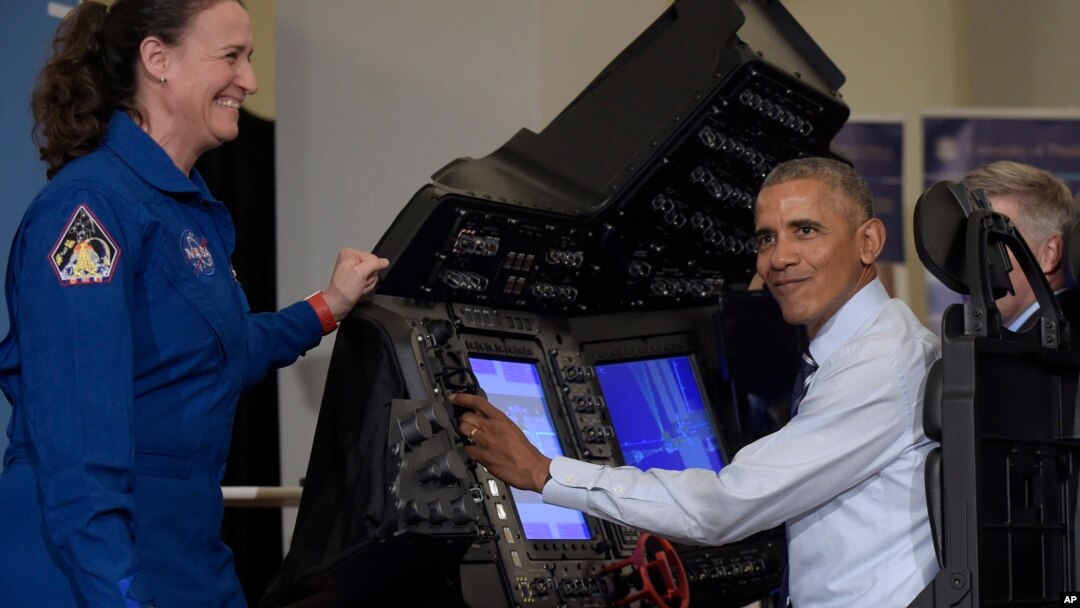 President Barack Obama sits in a flight simulator during a tour of innovation projects at the White House Frontiers Conference at University of Pittsburgh in Pittsburgh, Oct. 13, 2016, as NASA astronaut Dr. Serena Aunon-Chancellor watches.