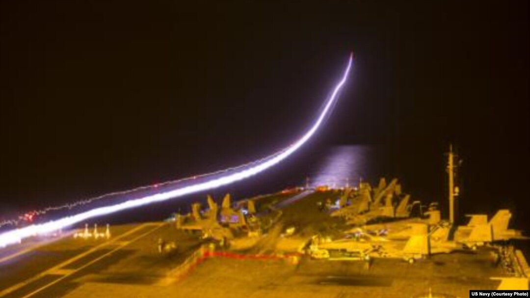 美國喬治華盛頓號核動力航空母艦2014年9月20日夜間戰鬥機起飛情形。