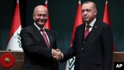 Presiden Turki Recep Tayyip Erdogan (kanan) menerima Presiden Irak Barham Salih di Ankara, Turki, Kamis (3/1). 