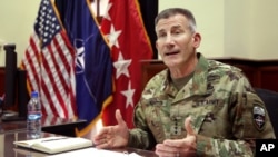 Jenderal John Nicholson, komandan tinggi pasukan AS dan NATO di Afghanistan memberikan keterangan kepada media di Kabul (27/7).