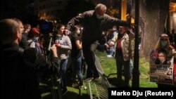 Građani preskaču zaštitnu ogradu ispred Predsedništva Srbije na protestu