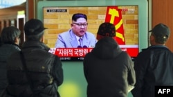 Surcoreanos observan discurso televisado del líder norcoreano Kim Jon Un en Año Nuevo, en el que dijo que el programa nuclear de su país ha sido completado y que está dispuesto a enviar una delegación a Corea del Sur para las próximas olimpiadas en Seúl. 