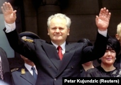 Slobodan Milosevic (kiri) melambai kepada para pendukungnya setelah dilantik sebagai Presiden Yugoslavia di luar parlemen Yugoslavia di Beograd. (Foto: Reuters)