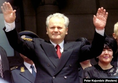 Slobodan Milosevic (kiri) melambai kepada para pendukungnya setelah dilantik sebagai Presiden Yugoslavia di luar parlemen Yugoslavia di Beograd. (Foto: Reuters)