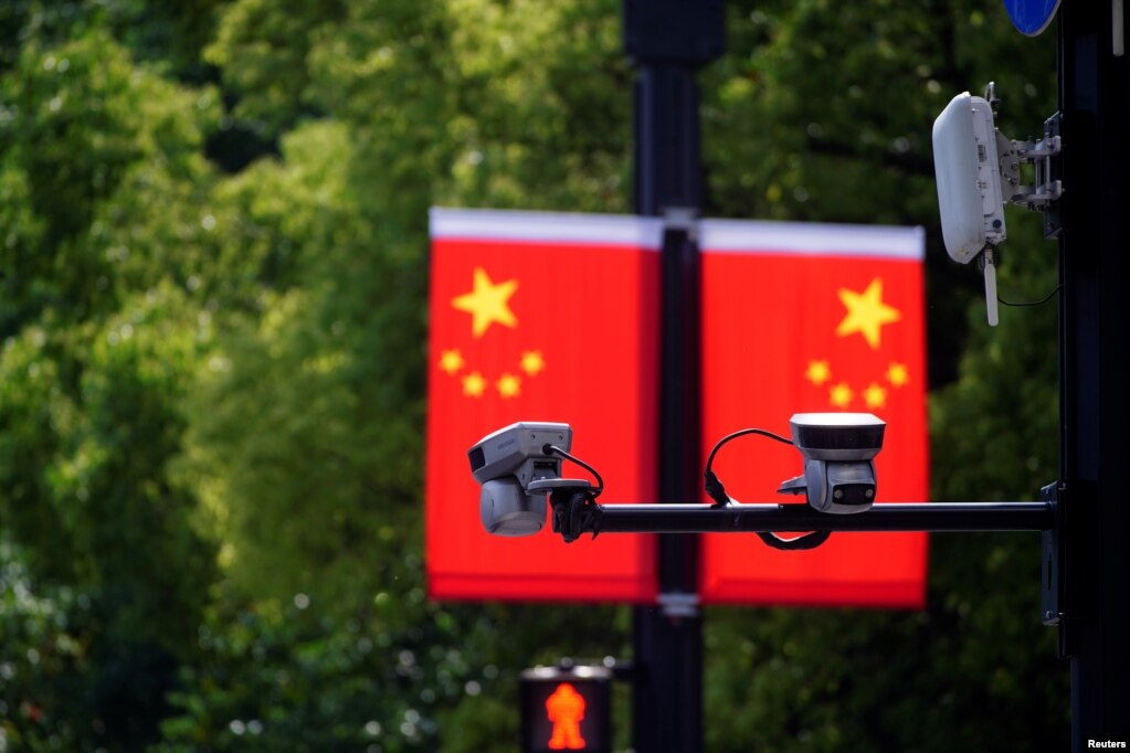 上海一家商场悬挂的中国国旗和国旗前的监控摄像头。（2021年5月5日）(photo:VOA)