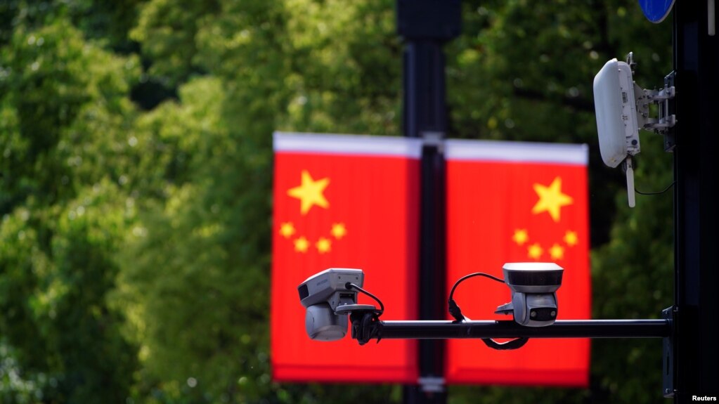 上海一家商场悬挂的中国国旗和国旗前的监控摄像头。（2021年5月5日）(photo:VOA)