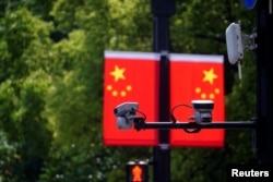上海一家商場懸掛的中國國旗和國旗前的監控攝像頭 （2021年5月5日）