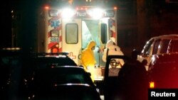 Ambulans yang membawa perawat Amber Vinson, tiba di rumah sakit Universitas Emory di Atlanta, Georgia (15/10).