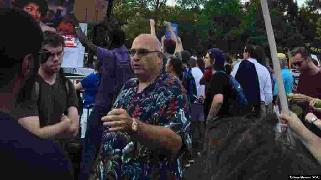 Manifestation de soutien à Bernie Sanders, le 25 juillet 2016 à Philadelphie. (VOA/ Tatiana Mossot)