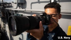 美国海军邦克山号导弹巡洋舰（USS Bunker Hill）一名水兵2020年4月29日摄像记录航行斯普拉特利群岛情景（美国海军）