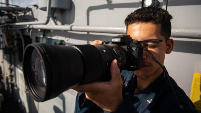美国海军邦克山号导弹巡洋舰（USS Bunker Hill）一名水兵2020年4月29日摄像记录航行斯普拉特利群岛情景（美国海军）