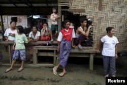 ကခ်င္ျပည္နယ္ ျမစ္ႀကီးနားၿမိဳ႕ရွိ IDP ကမ့္ပ္အတြင္းမွ ဒုကၡသည္အခ်ဳိ႕။ (ဇူလုိင္ ၃၀၊ ၂၀၁၅)