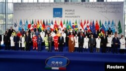 Các nhà lãnh đạo của 20 nền kinh tế hàng đầu thế giới chụp hình tập thể vào đầu hội nghị G20 ở Rome, Ý, ngày 30 tháng 10, 2021.