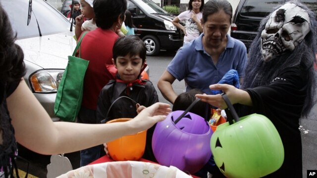 La época de Halloween se acerca y con ella el peligro de que los chicos consuman demasiados dulces.