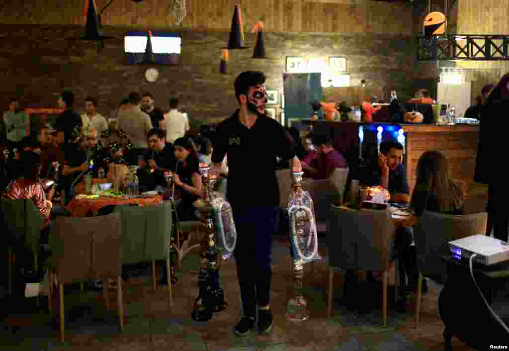 شیشہ کیفے اور کلب کھولنے کا رجحان دنیا کے دیگر ممالک سے پاکستان منتقل ہوا ہے۔ مشرق وسطیٰ کے کئی ممالک میں شیشہ نوشی روایت تصور کی جاتی ہے اور تفریح کے طور پر بھی شیشہ نوشی کی جاتی ہے۔ پاکستان میں بھی اب یہ &#39;وبا&#39; عام ہونے لگی ہے۔