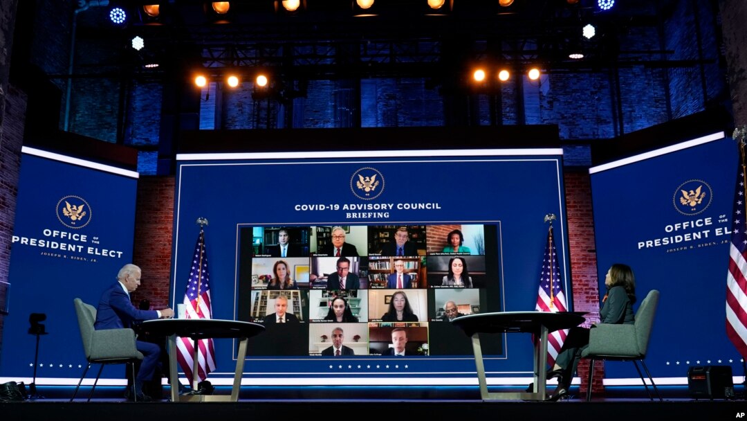 Presiden AS terpilih Joe Biden dan wakil presiden terpilih, Kamala Harris mendengarkan penjelasan dewan penasihat Covid-19, di Wilmington, Delaware, Senin, 9 November 2020.