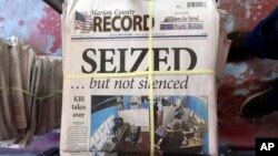 ARHIVA - Dnevni list Kanzasa Merion kounti rekord poslije policijske racije(Foto: AP Photo/John Hanna)
