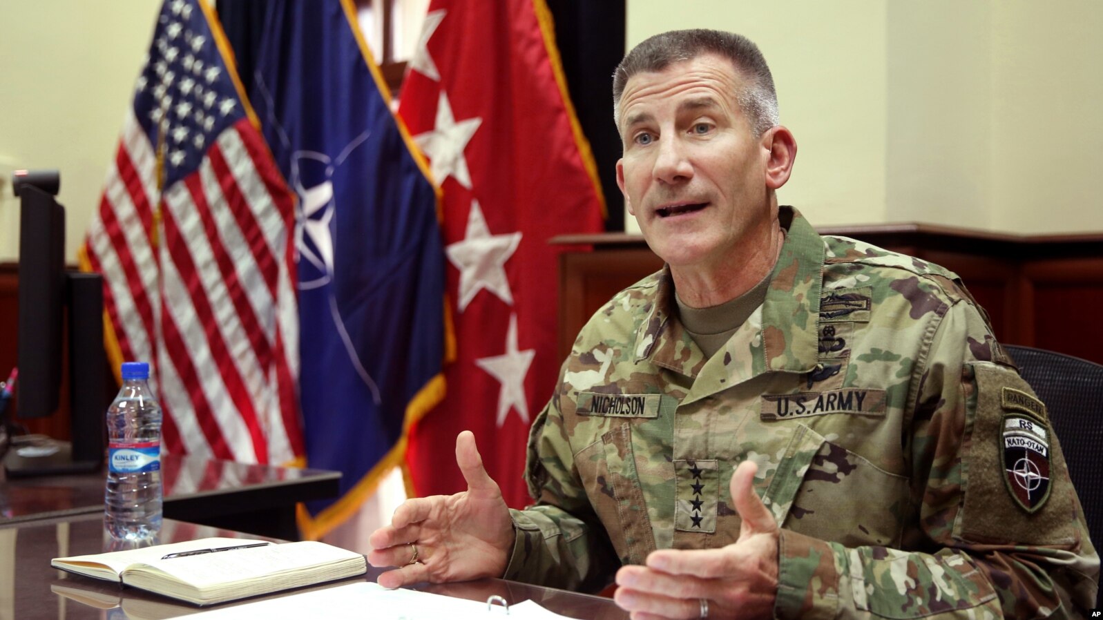 Jenderal John Nicholson, komandan tinggi pasukan AS dan NATO di Afghanistan memberikan keterangan kepada media di Kabul (27/7).