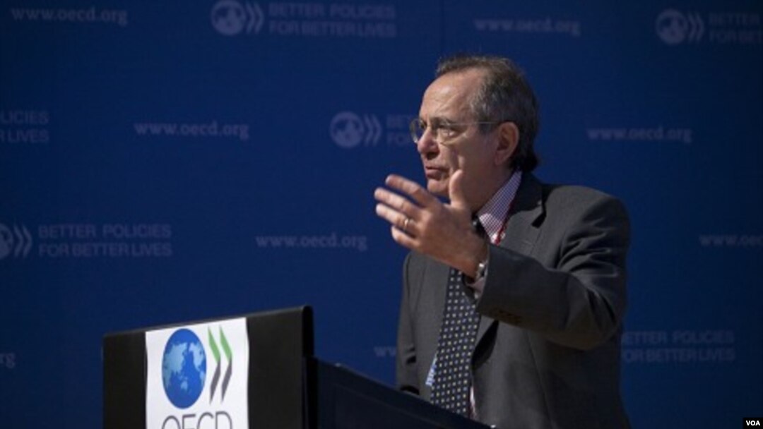 Ekonom kepala OECD, Pier Carlo Padoan saat melaporkan prediksi ekonomi dunia tahun ini di Paris (8/9).