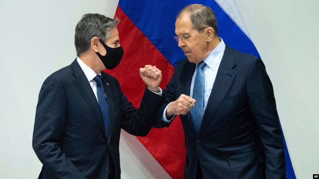 Энтони Блинкен приветствует Сергея Лаврова перед началом встречи в концертном зале "Харпа" в рамках заседания Арктического совета в Рейкьявике, 19 мая 2021 года