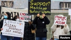 Arhiva - Ljudi drže transparente tokom protesta protiv mržnje usmerene protiv Azijaca, ispred gradske skupštine u Torontu, Ontario, Kanada 28. mart 2021.
