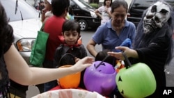 La época de Halloween se acerca y con ella el peligro de que los chicos consuman demasiados dulces.