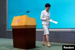 香港特首林郑月娥2019年6月18日在立法会举行的记者会上再度道歉后走下讲台。