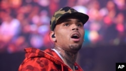 Chris Brown donne un spectacle à East Rutherford, N.J., le 7 juin 2015.