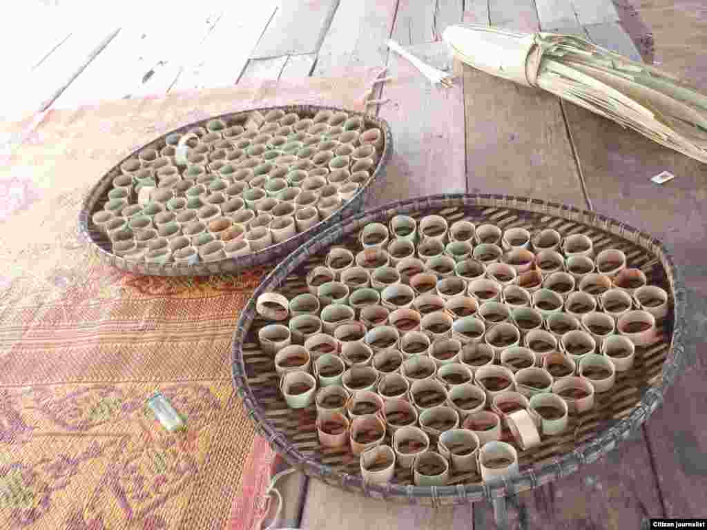 ນໍ້າຕານທີ່ຕົ້ມແລະຂ້ຽວໃຫ້ຂຸ້ນແລ້ວ ຈະເອົາມາຖອກໃສ່ບ້ວງເຫລົ່ານີ້ ເພື່ອຕາກໃຫ້ແຫ້ງເປັນກ້ອນ ກ່ອນເອົາໄປຂາຍ. (Photo gallery by Dara Baccam)