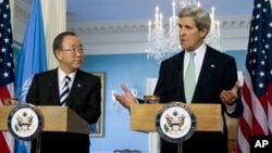 Menlu AS John Kerry (kanan) dan Sekjen PBB Ban Ki-moon dalam konferensi pers di Washington, Kamis (14/2). 