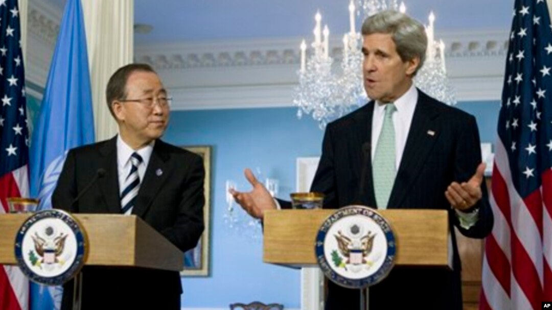 Menlu AS John Kerry (kanan) dan Sekjen PBB Ban Ki-moon dalam konferensi pers di Washington, Kamis (14/2). 