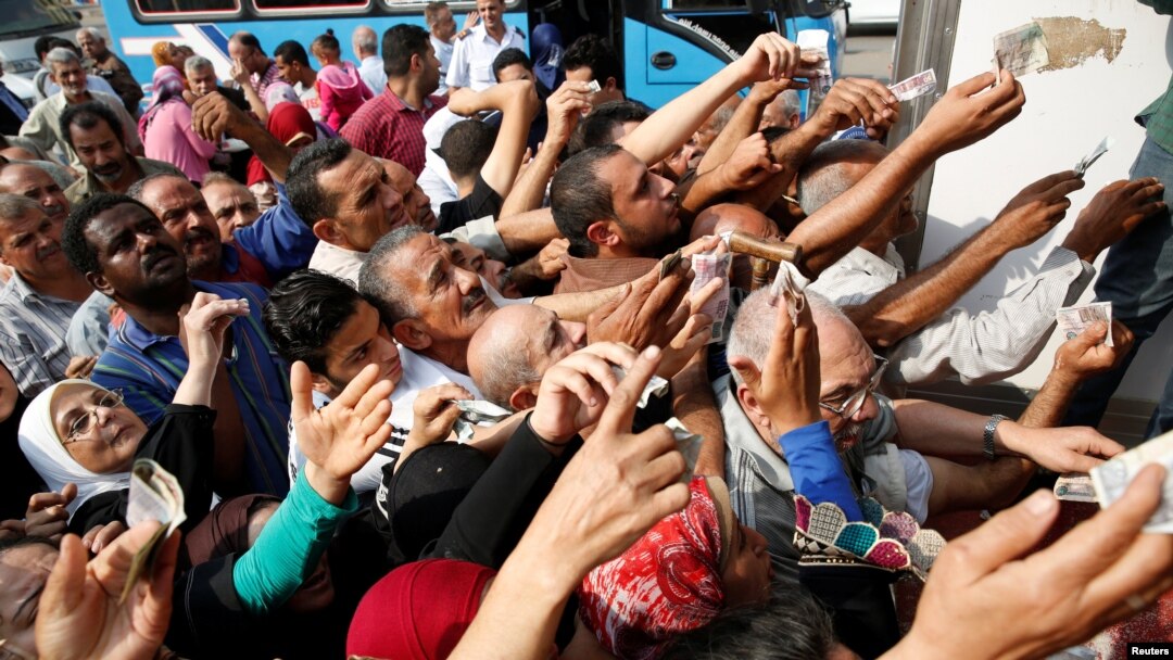 Egyptians push to buy subsidized sugar from a government truck after a sugar shortage in retail stores across the country in Cairo, Egypt, October 14, 2016. Picture taken October 14, 2016.