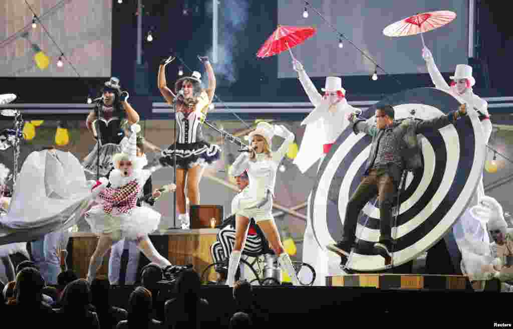 Taylor Swift performs at the 55th annual Grammy Awards in Los Angeles, California, Feb. 10, 2013. 