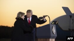 El presidente de EE.UU., Donald Trump, llega para un evento de campaña a favor de la senadora republicana en ejercicio, Cindy Hyde-Smith, en Tupelo, Mississippi. Noviembre 26 de 2018.