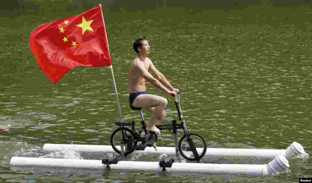 پانی پر چلنے والی سائیکل جس کے موجد لیو وانگ یونگ ہیں۔