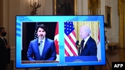 Presiden AS Joe Biden (kanan) dan Perdana Menteri Kanada Justin Trudeau memberikan keterangan kepada media melalui layar televisi, seusai pertemuan bilateral virtual di Ruang Timur Gedung Putih, 23 Februari 2021.